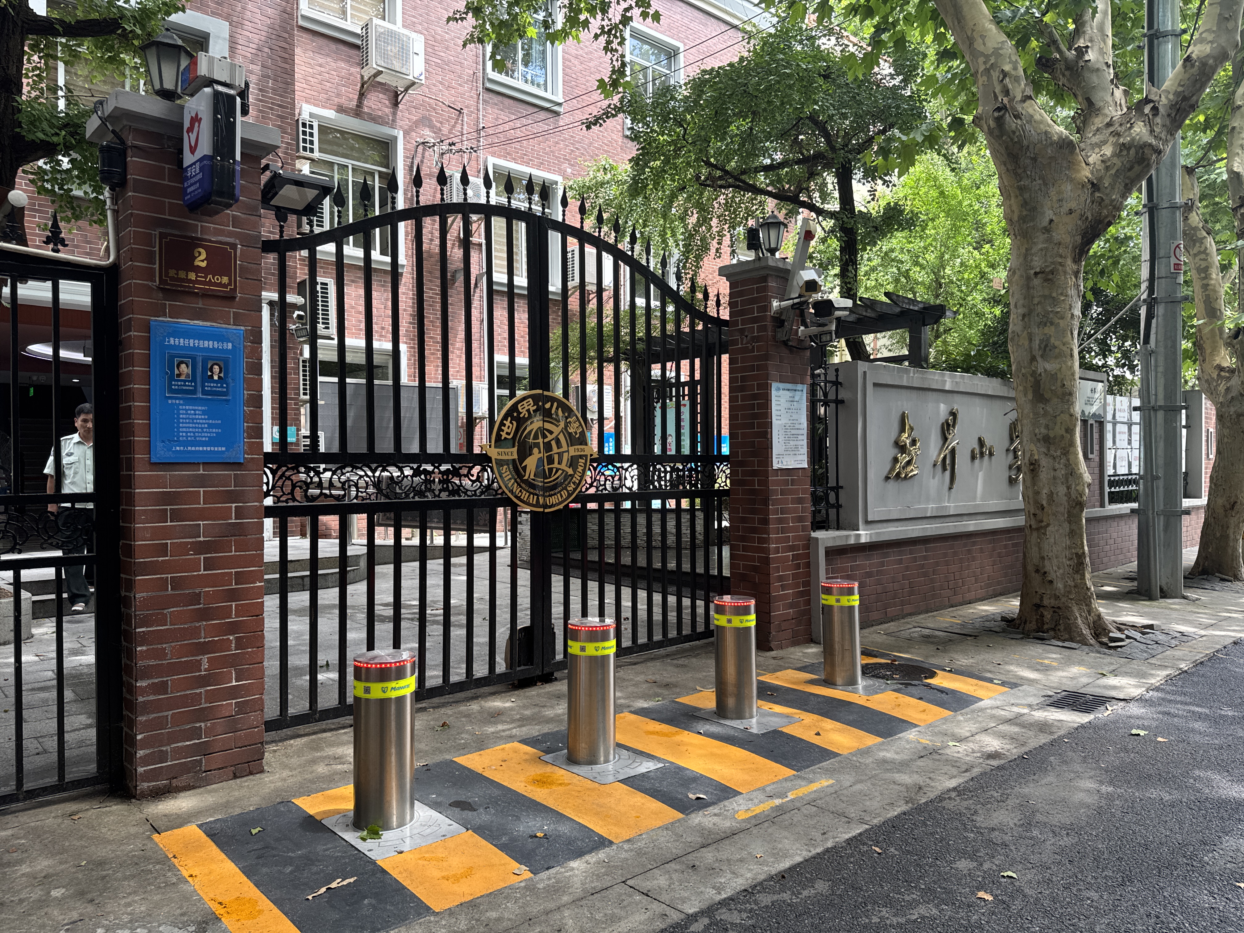 被喷“智商税”的升降柱,凭什么成为学校安防标配？