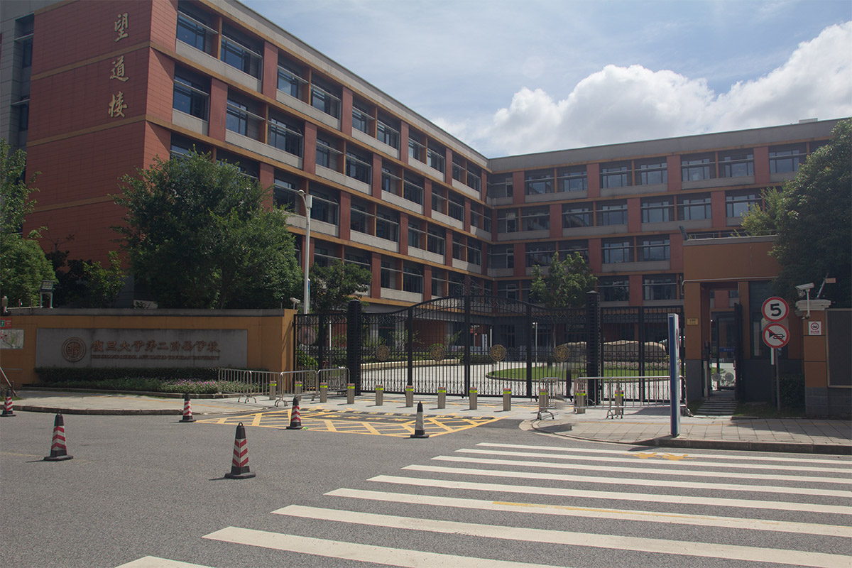 守护校园安全一一升降柱为校园升起了一道坚固的防线